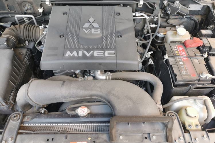 Used Mitsubishi Pajero  Engine Bay