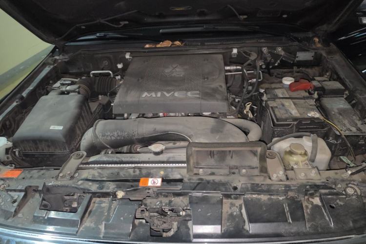 Used Mitsubishi Pajero  Engine Bay