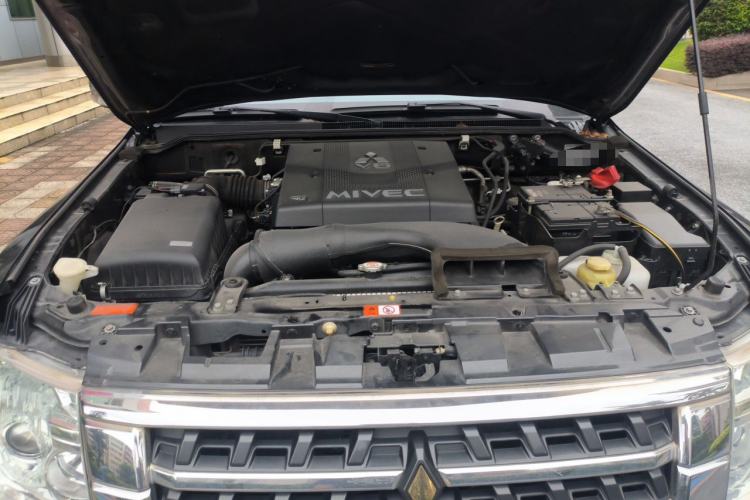 Used Mitsubishi Pajero 2018 V97 3.8L 5-Door GLS Sunroof Dual Differential – Middle East Engine Bay
