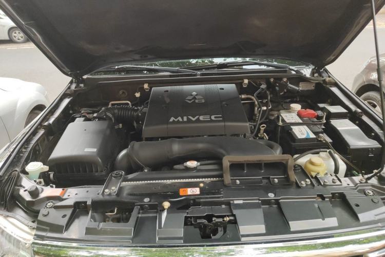 Used Mitsubishi Pajero  Engine Bay