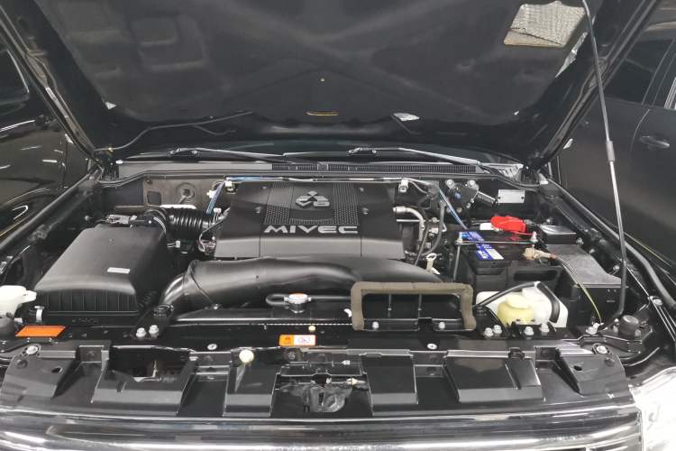 Used Mitsubishi Pajero 2018 V97 3.8L 5-Door GLS Sunroof – Middle East Engine Bay