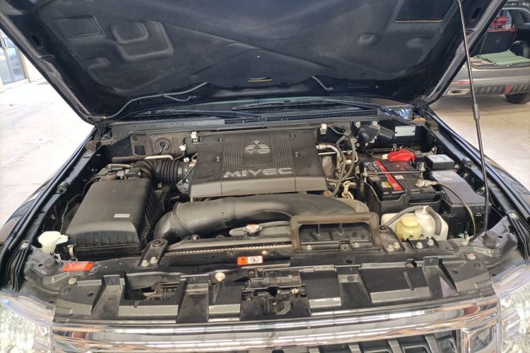Used Mitsubishi Pajero  Engine Bay