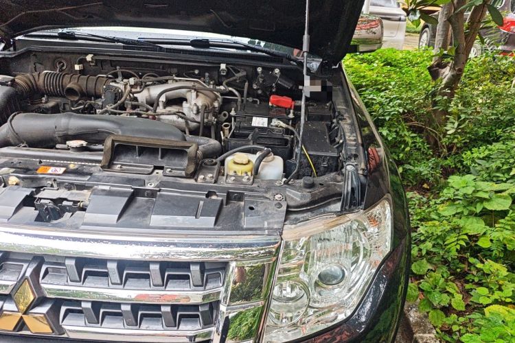 Used Mitsubishi Pajero  Engine Bay Left