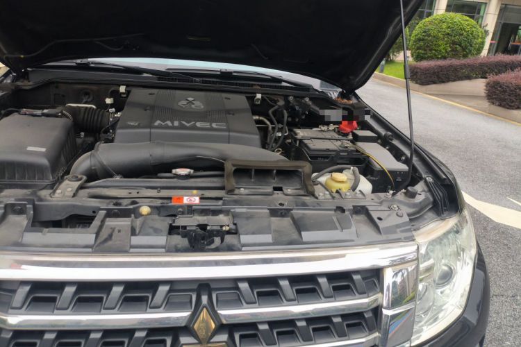 Used Mitsubishi Pajero 2018 V97 3.8L 5-Door GLS Sunroof Dual Differential – Middle East Engine Bay Left