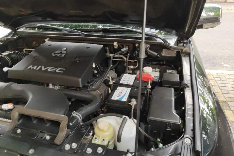 Used Mitsubishi Pajero  Engine Bay Left