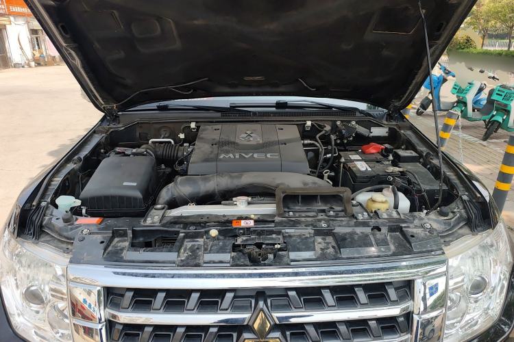 Used Mitsubishi Pajero  Engine Bay