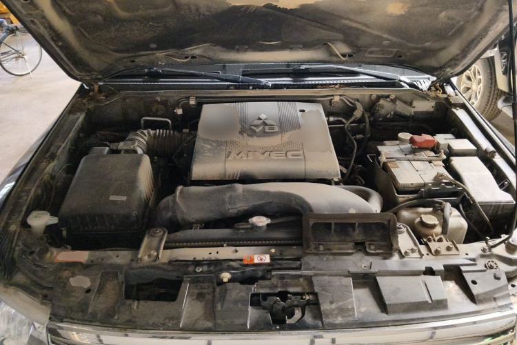 Used Mitsubishi Pajero  Engine Bay