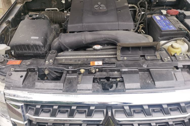 Used Mitsubishi Pajero  Engine Bay