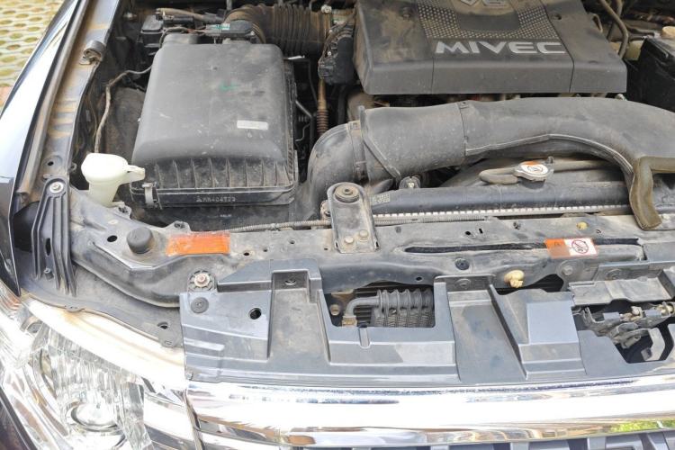 Used Mitsubishi Pajero 2018 V97 3.8L 5-Door GLS Sunroof Dual Differential – Middle East Engine Bay Right