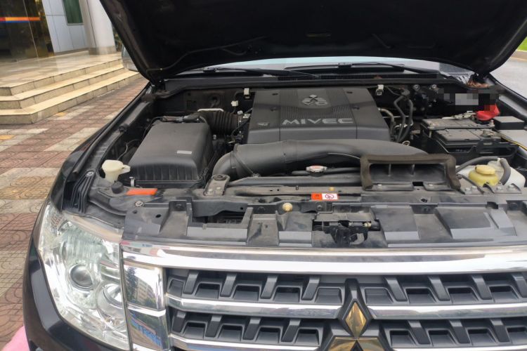 Used Mitsubishi Pajero 2018 V97 3.8L 5-Door GLS Sunroof Dual Differential – Middle East Engine Bay Right