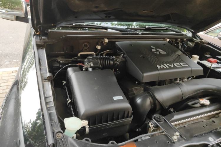 Used Mitsubishi Pajero  Engine Bay Right