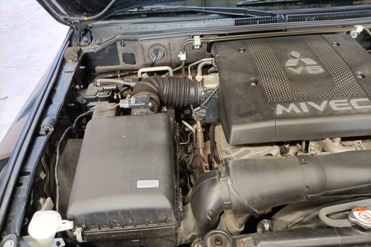 Used Mitsubishi Pajero  Engine Bay Right