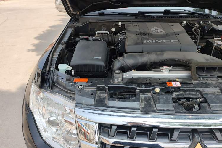 Used Mitsubishi Pajero  Engine Bay Right
