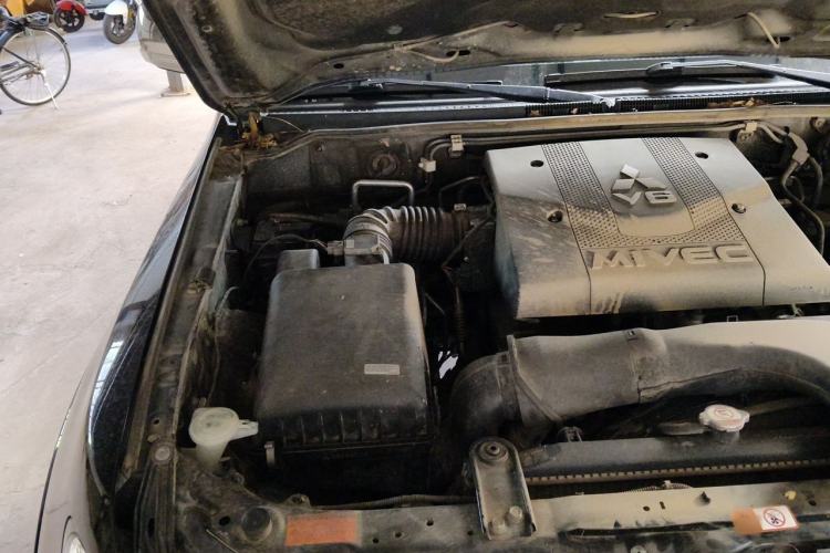 Used Mitsubishi Pajero  Engine Bay Right