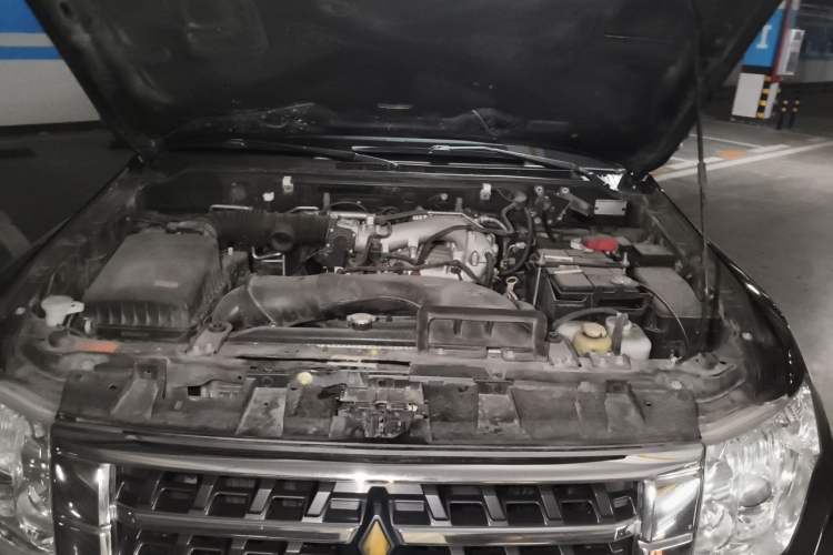 Used Mitsubishi Pajero  Engine Bay
