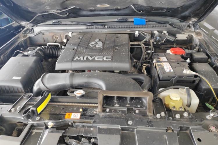 Used Mitsubishi Pajero  Engine Bay
