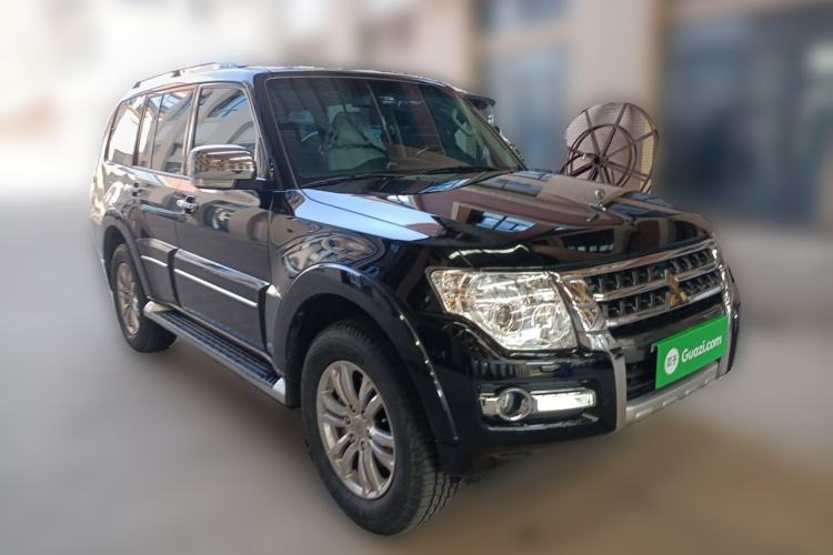 Used Mitsubishi Pajero  Front Right 45 Deg