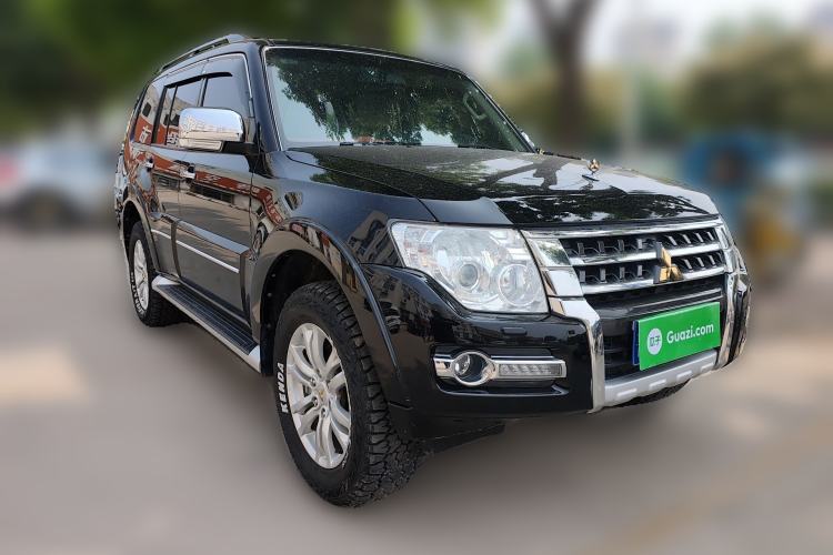 Used Mitsubishi Pajero  Front Right 45 Deg