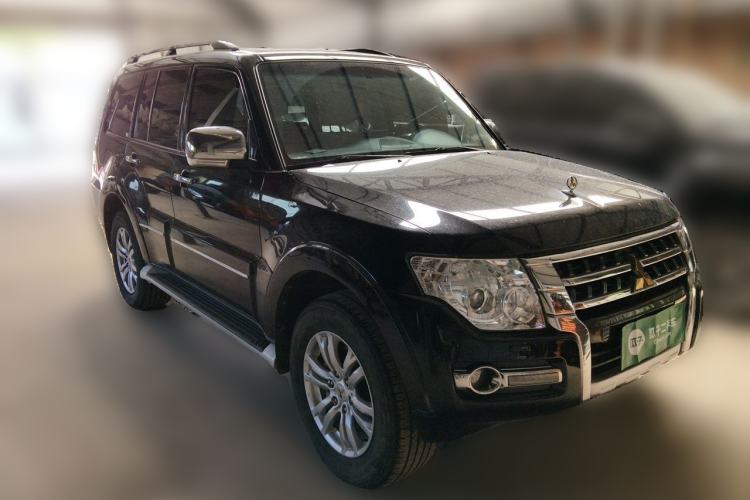Used Mitsubishi Pajero  Front Right 45 Deg