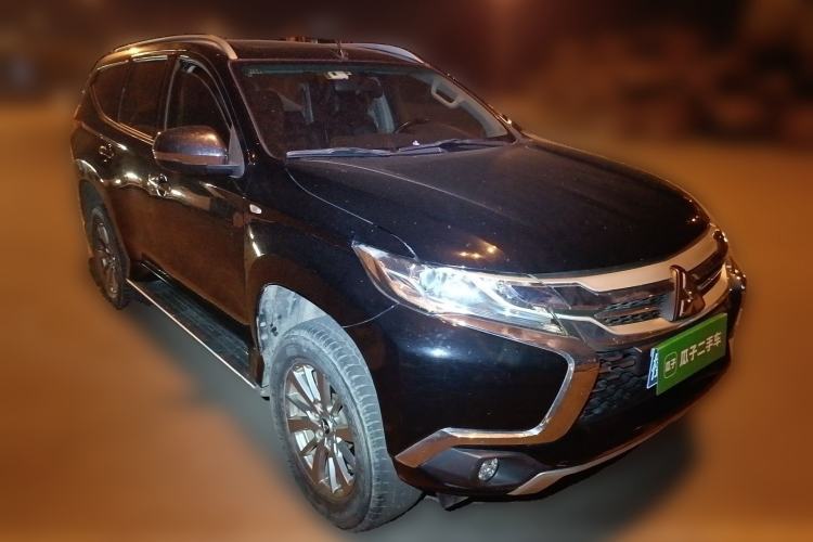 Used Mitsubishi Pajero  Front Right 45 Deg