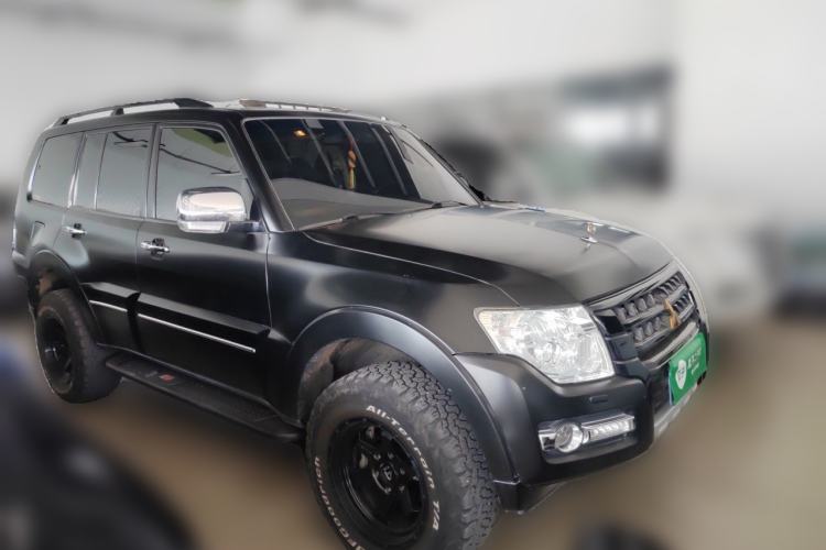 Used Mitsubishi Pajero  Front Right 45 Deg