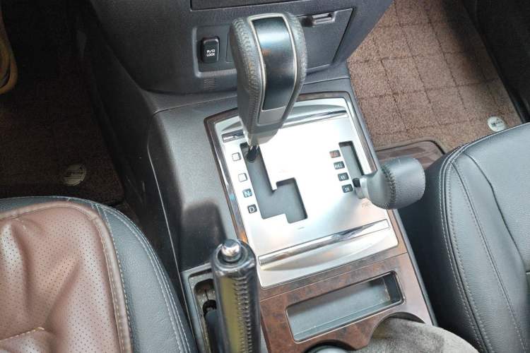 Used Mitsubishi Pajero 2018 V97 3.8L 5-Door GLS Sunroof Dual Differential – Middle East Gear Lever