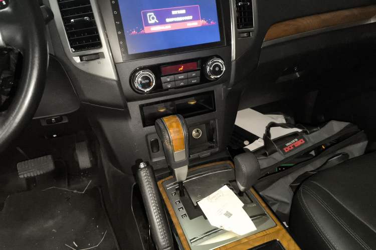 Used Mitsubishi Pajero 2018 3.0L Automatic Luxury Edition Gear Lever