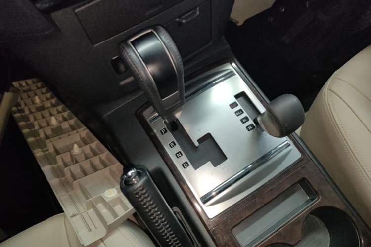 Used Mitsubishi Pajero 2018 3.0L Automatic Luxury Edition Gear Lever