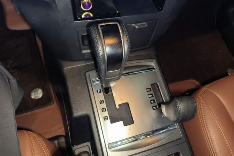 Used Mitsubishi Pajero 2018 3.0L Automatic Standard Edition Gear Lever