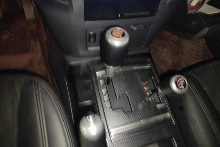 Used Mitsubishi Pajero 2018 3.0L Automatic Comfort Edition Gear Lever