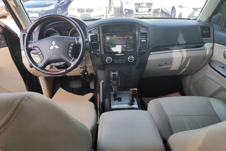 Used Mitsubishi Pajero 2018 V97 3.8L 5-Door GLS Sunroof – Middle East Interior 2