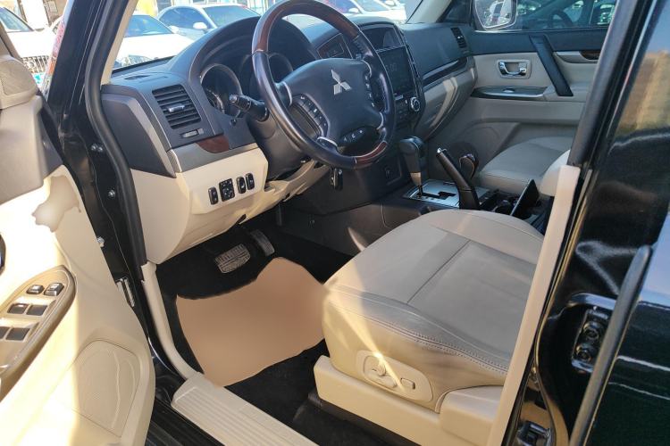 Used Mitsubishi Pajero 2018 V97 3.8L 5-Door GLS Sunroof – Middle East Interior 3