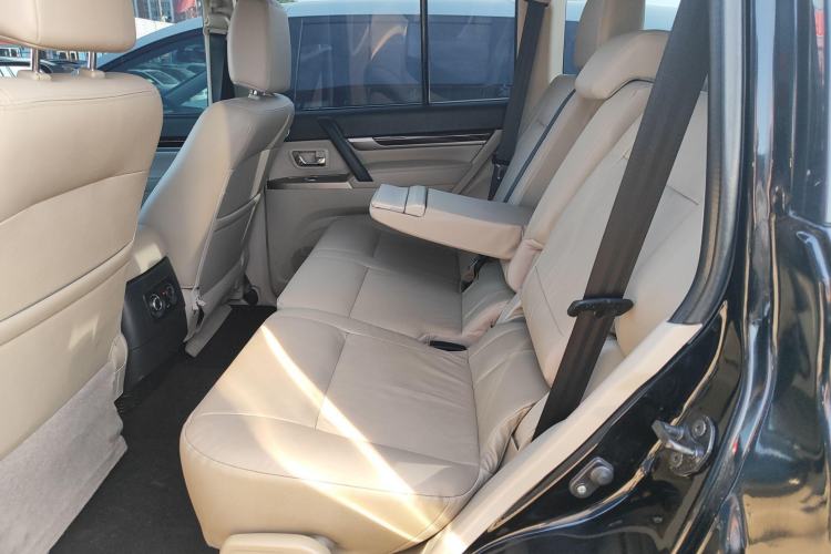 Used Mitsubishi Pajero 2018 V97 3.8L 5-Door GLS Sunroof – Middle East Interior 4
