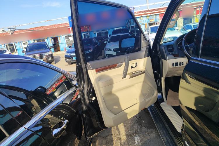 Used Mitsubishi Pajero 2018 V97 3.8L 5-Door GLS Sunroof – Middle East Interior 7