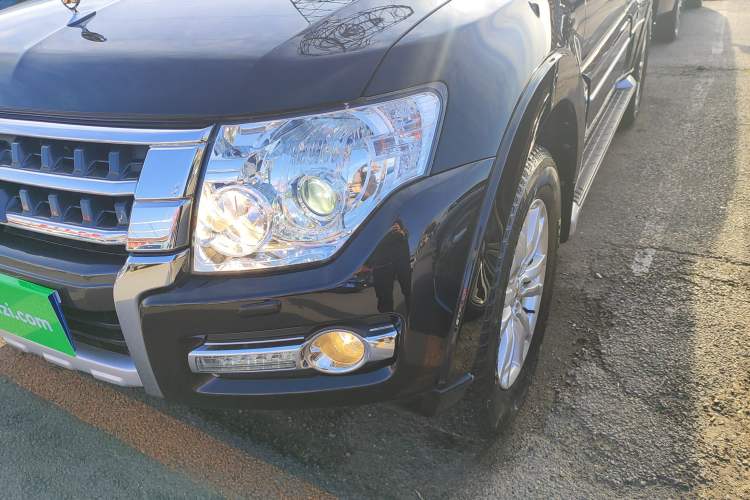 Used Mitsubishi Pajero 2018 V97 3.8L 5-Door GLS Sunroof – Middle East Left Front Headlight
