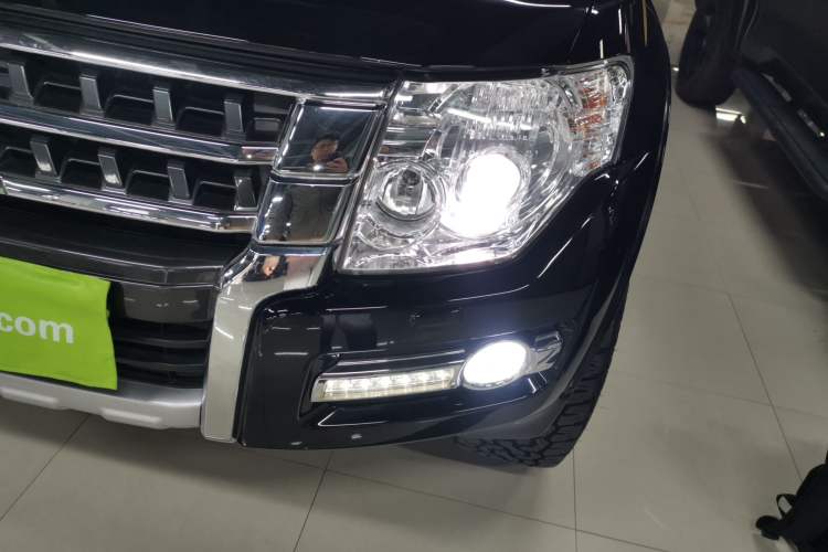 Used Mitsubishi Pajero 2018 V97 3.8L 5-Door GLS Sunroof – Middle East Left Front Headlight