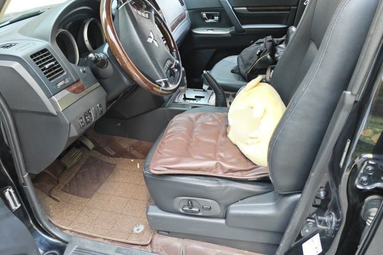 Used Mitsubishi Pajero 2018 V97 3.8L 5-Door GLS Sunroof Dual Differential – Middle East Left Front Seat