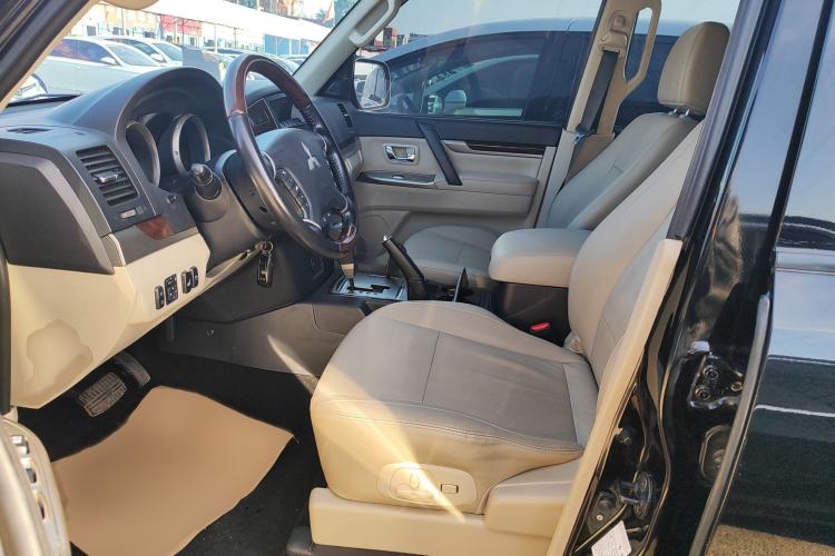 Used Mitsubishi Pajero 2018 V97 3.8L 5-Door GLS Sunroof – Middle East Left Front Seat
