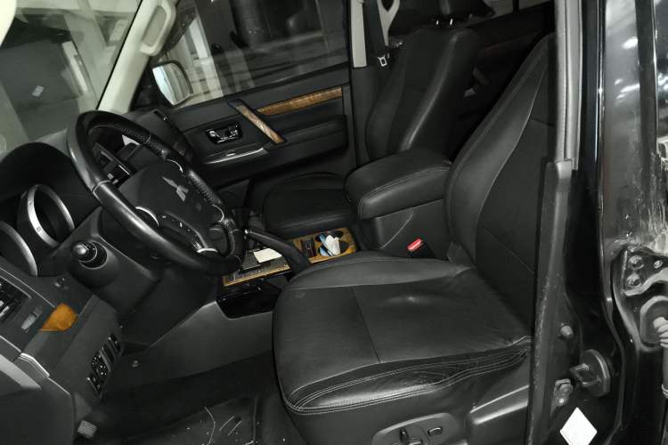 Used Mitsubishi Pajero 2018 3.0L Automatic Luxury Edition Left Front Seat
