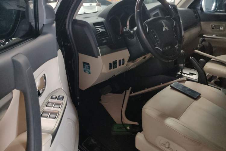 Used Mitsubishi Pajero 2018 3.0L Automatic Luxury Edition Left Front Seat