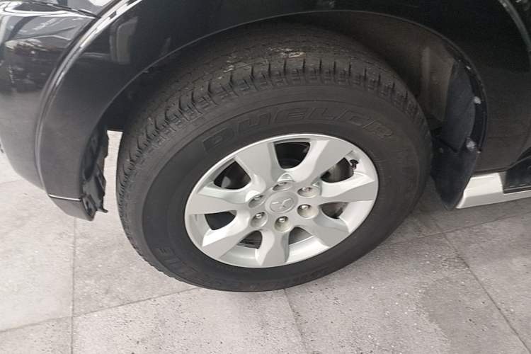 Used Mitsubishi Pajero 2018 3.0L Automatic Standard Edition Left Front Wheel Hub