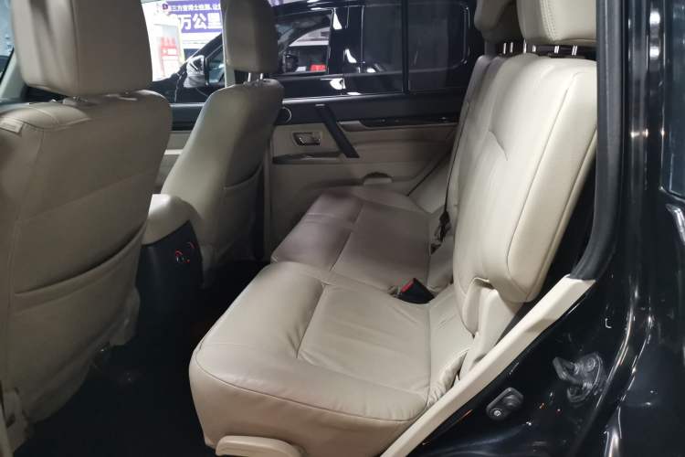 Used Mitsubishi Pajero 2018 V97 3.8L 5-Door GLS Sunroof – Middle East Left Rear Seat