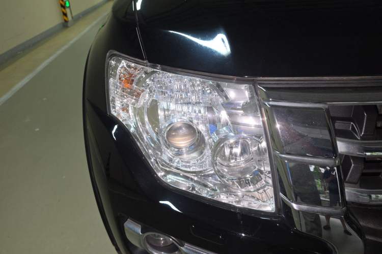 Used Mitsubishi Pajero  Right Front Headlight