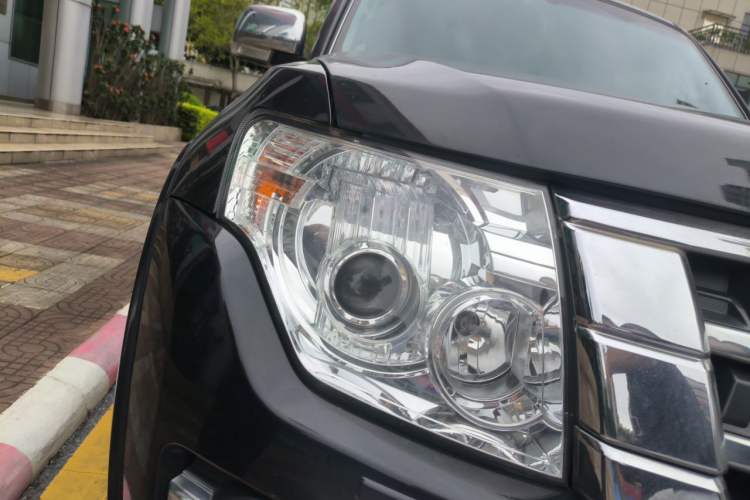 Used Mitsubishi Pajero 2018 V97 3.8L 5-Door GLS Sunroof Dual Differential – Middle East Right Front Headlight