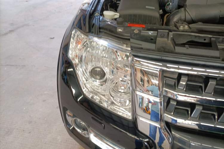 Used Mitsubishi Pajero  Right Front Headlight