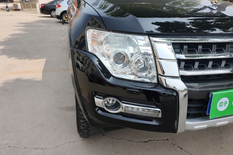 Used Mitsubishi Pajero  Right Front Headlight
