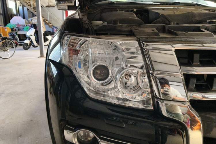 Used Mitsubishi Pajero  Right Front Headlight