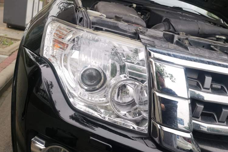 Used Mitsubishi Pajero  Right Front Headlight