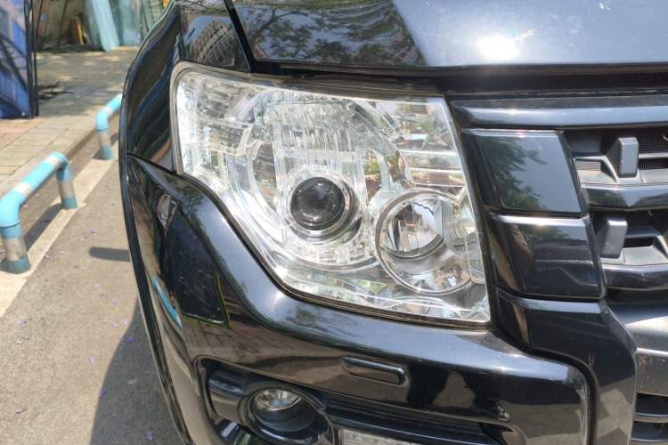 Used Mitsubishi Pajero 2018 3.0L Automatic Comfort Edition Right Front Headlight