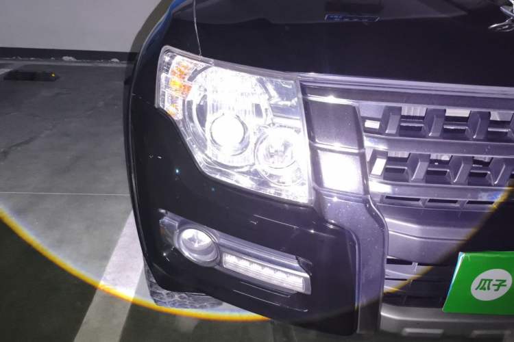 Used Mitsubishi Pajero  Right Front Headlight